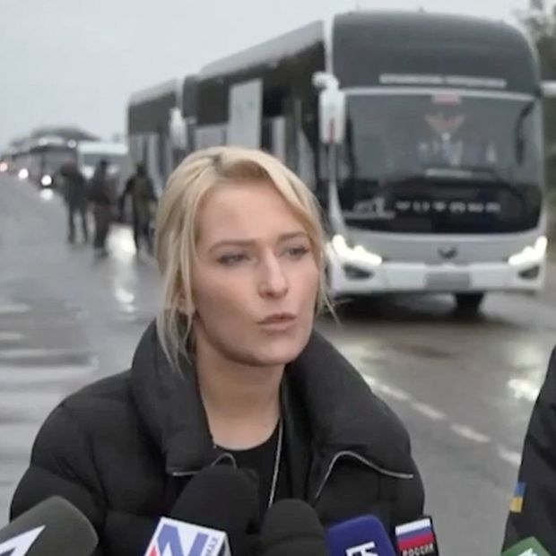 Yana Lantratova y Dmytro Lubinets hablan con periodistas frente a un convoy de ayuda humanitaria